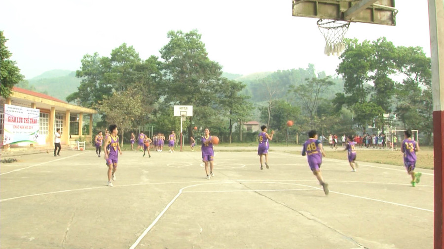 HS Trường THPT số 2 Bảo Thắng trong giờ thể thao