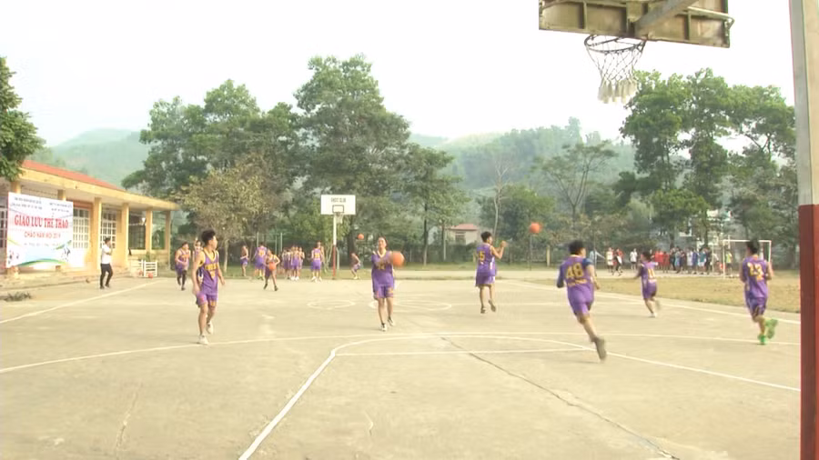 HS Trường THPT số 2 Bảo Thắng trong giờ thể thao
