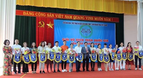BTC trao cờ lưu niệm cho các đơn vị tham gia giải. 