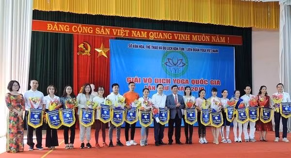 BTC trao cờ lưu niệm cho các đơn vị tham gia giải. 