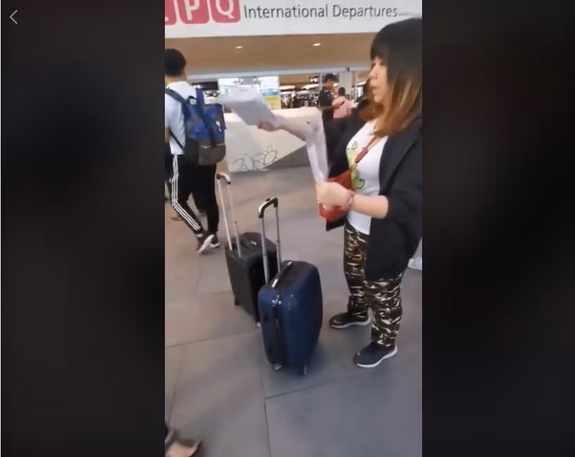 Đến quỳ với bạn thân nhà người ta: Nhờ in vé máy bay mà in hẳn size A0 to như tờ báo tường cho cẩn thận - Ảnh 2.