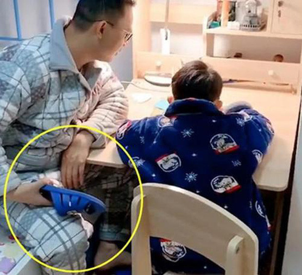 Tối nào con trai cũng ngoan ngoãn học hành, nhưng thấy thứ trên tay bố, mẹ “ngã ngửa” ảnh 2 Ông bố lúc nào cũng cầm sẵn chiếc dép trên tay.