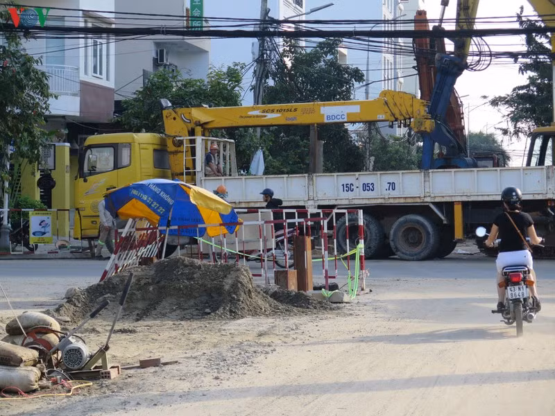 Các tuyến đường Khu phố du lịch An Thượng bị đào xới, gây cản trở giao thông.