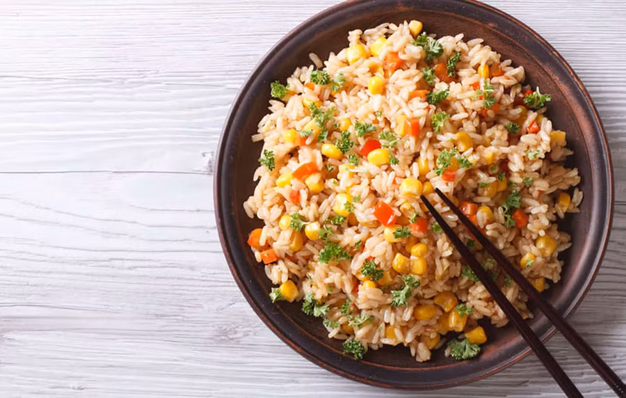 Bữa cơm chiên kiểu Trung Hoa được chế biến từ cơm nguội. (Ảnh: ITN).