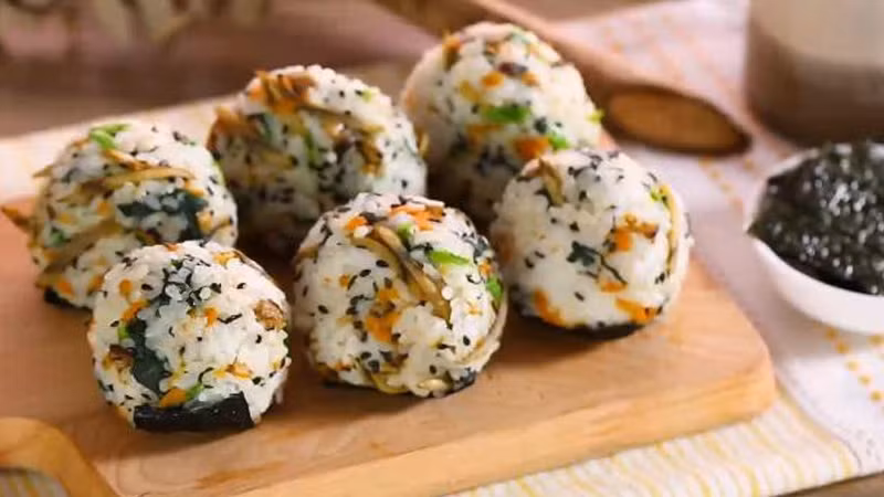 Cơm nắm kiểu Hàn cung cấp đầy đủ dưỡng chất nhưng lại vô cùng đơn giản. (Ảnh: ITN).