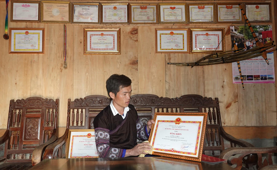 Ông Sùng A Dê nâng niu những tấm Bằng khen mà con trai mình có được. Ông Sùng A Dê nâng niu những tấm Bằng khen mà con trai mình có được.