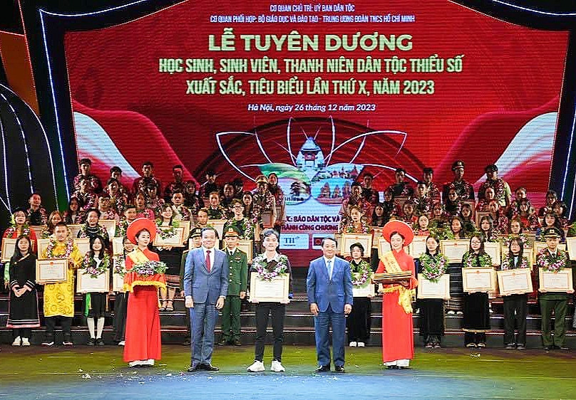 Ông Hầu A Lềnh - Bộ trưởng, Chủ nhiệm Uỷ ban Dân tộc (bên phải) tặng Bằng khen cho em Sùng A Chua trong lễ tuyên dương học sinh, sinh viên, thanh niên dân tộc thiểu số xuất sắc, tiêu biểu lần thứ X, năm 2023. Ông Hầu A Lềnh - Bộ trưởng, Chủ nhiệm Uỷ ban Dân tộc (bên phải) tặng Bằng khen cho em Sùng A Chua trong lễ tuyên dương học sinh, sinh viên, thanh niên dân tộc thiểu số xuất sắc, tiêu biểu lần thứ X, năm 2023.