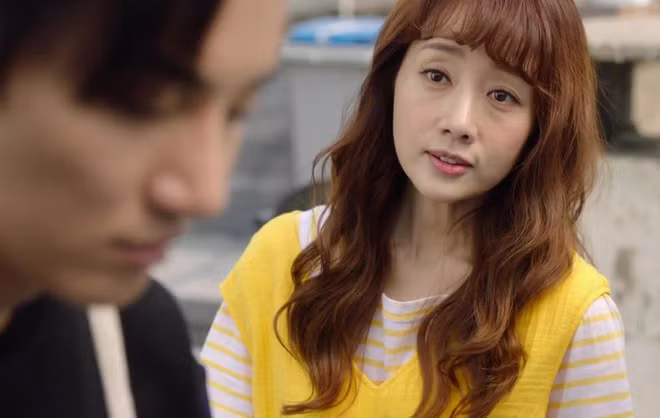 tron vo di du lich voi bo, toi khach san doc tin nhan vo gui, chong so hai bo ve hinh anh 1