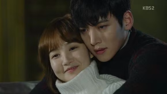 Nhờ chiếc điện thoại cũ rích, tôi phát hiện ra bí mật động trời của người yêu