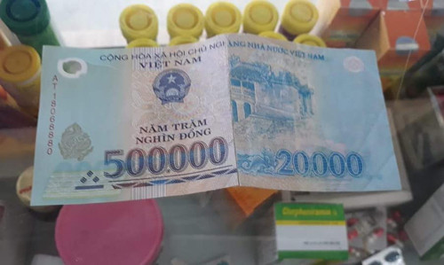 Tờ tiền là sự kết hợp giữa 500 nghìn và 20 nghìn đồng.