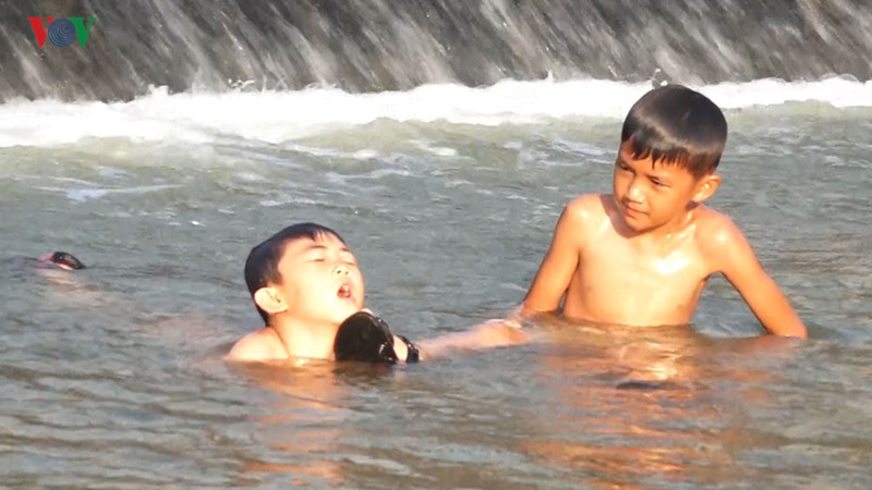 ngan chan "tu than" duoi lan nuoc xanh hinh 2