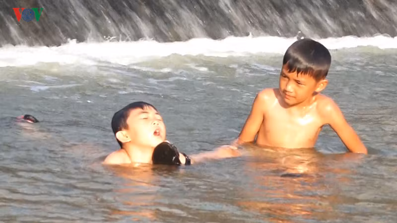 ngan chan "tu than" duoi lan nuoc xanh hinh 2