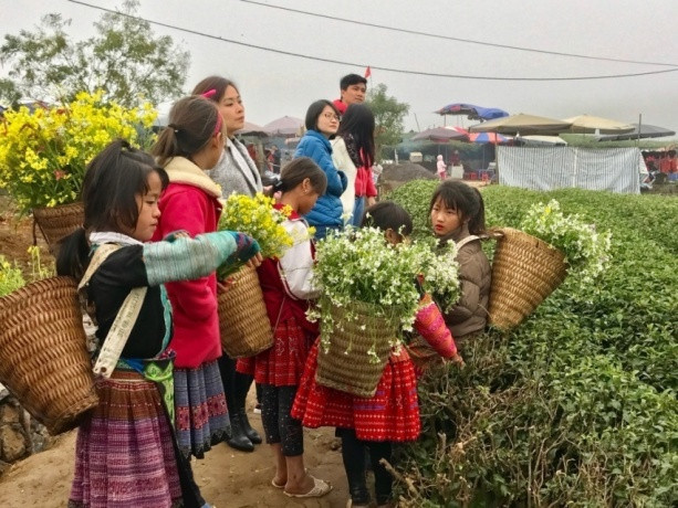 Trẻ em gái dân tộc tập trung ở một khu du lịch để kiếm sống phụ giúp gia đình. Ảnh: Thanh Tuấn
