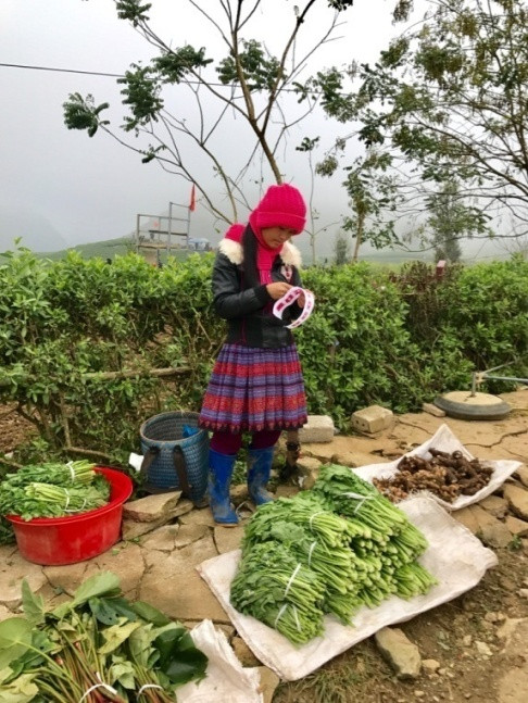 Trẻ em gái ở độ tuổi đi học đã phải ra chợ bán hàng giúp cha mẹ. Ảnh: Thanh Tuấn Trẻ em gái ở độ tuổi đi học đã phải ra chợ bán hàng giúp cha mẹ. Ảnh: Thanh Tuấn