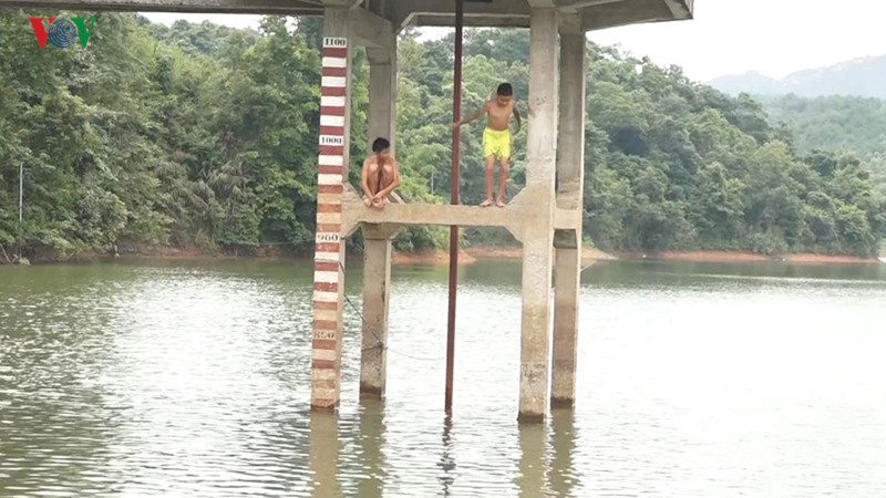 ngan chan "tu than" duoi lan nuoc xanh hinh 1