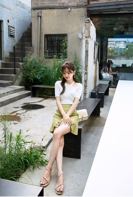 Các tín đồ thời trang châu Á yêu thích cách phối chân váy đơn sắc đi cùng các kiểu áo trắng biến tấu mới lạ.