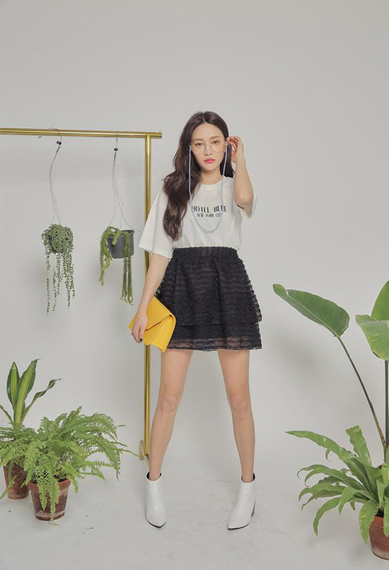 Đối với những bạn gái yêu sự trẻ trung thì chân váy xuyên thấu xếp tầng, áo thun và bốt là những gợi ý thú vị.