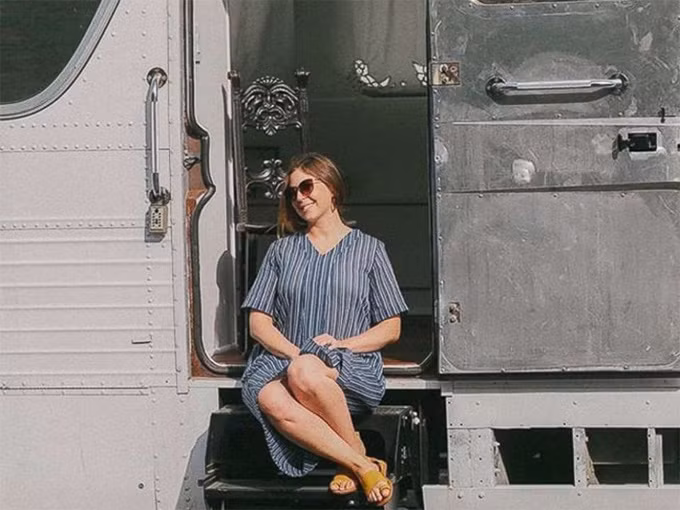 Cô gái bỏ nhà ở thành phố để sống trên xe bus suốt 3 năm