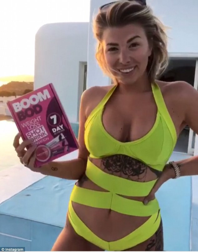 Màu vàng trở thành màu hot của hè 2018 ảnh 6  Olivia Buckland gợi cảm với áo tắm vàng chanh