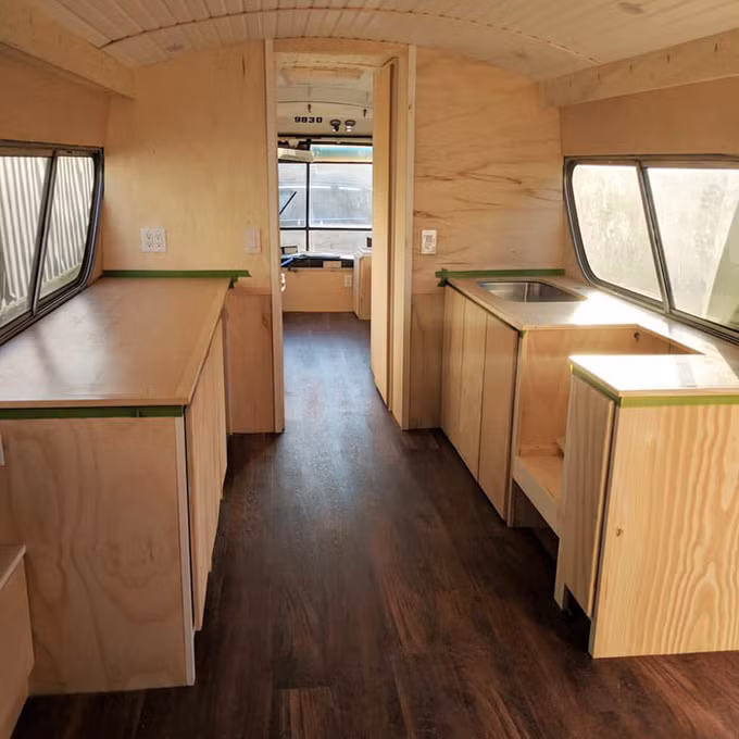 Cô gái bỏ nhà ở thành phố để sống trên xe bus suốt 3 năm