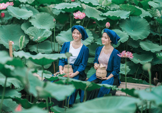 Bộ ảnh thiếu nữ vào vai chị em Tấm Cám chơi đùa bên hồ sen ảnh 5 Chiều cao và cân nặng của hai chị em cũng khá tương tự nhau. Và tất nhiên, chị em Trang và Trân rất thân nhau chứ không giống như hai chị em Tấm Cám trong truyện.