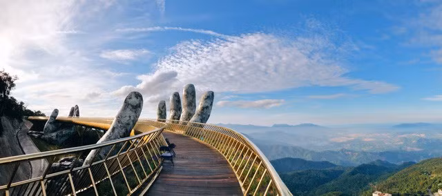 Cây cầu có đôi bàn tay khổng lồ ở Bà Nà Hills sẽ trở thành sàn cawalk đặc biệt nhất với Thanh Hằng từ trước đến nay.