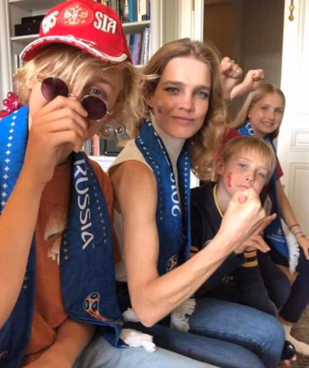 Natalia chụp hình với ba trong số năm người con của mình.