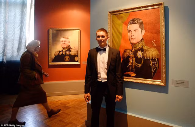 Một bức chân dung của Cristiano Ronaldo, phía xa là chân dung cựu HLV Alex Ferguson.