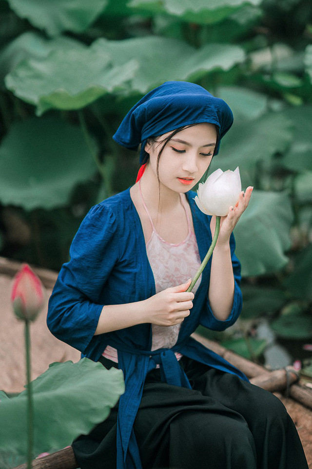 Bộ ảnh thiếu nữ vào vai chị em Tấm Cám chơi đùa bên hồ sen ảnh 10 Bộ ảnh thiếu nữ vào vai chị em Tấm Cám chơi đùa bên hồ sen ảnh 10