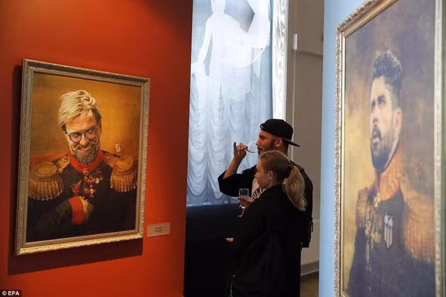 HLV của CLB Liverpool (Anh) - Jurgen Klopp (chân dung bên phải) và cầu thủ mang hai quốc tịch - Brazil và Tây Ban Nha - Diego Costa.