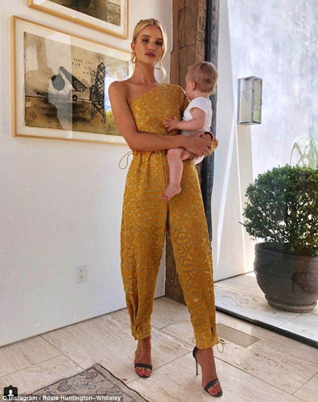 Màu vàng trở thành màu hot của hè 2018 ảnh 18  Rosie Huntington-Whiteley