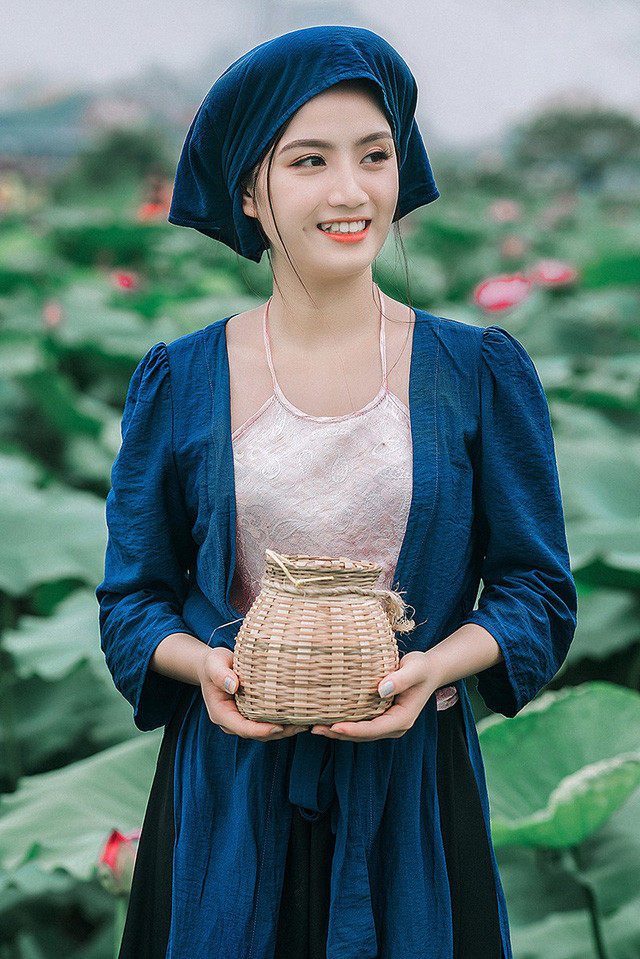 Bộ ảnh thiếu nữ vào vai chị em Tấm Cám chơi đùa bên hồ sen ảnh 3 Hai cô gái là chị em ruột nên rất thân thiết với nhau. Cả hai hầu như không cần diễn xuất mà biểu hiện rất tự nhiên trước ống kính.
