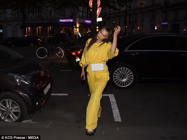  Siêu mẫu Bella Hadid nổi bật trên đường phố Paris tối 20/6 trong bộ đồ vàng rực 