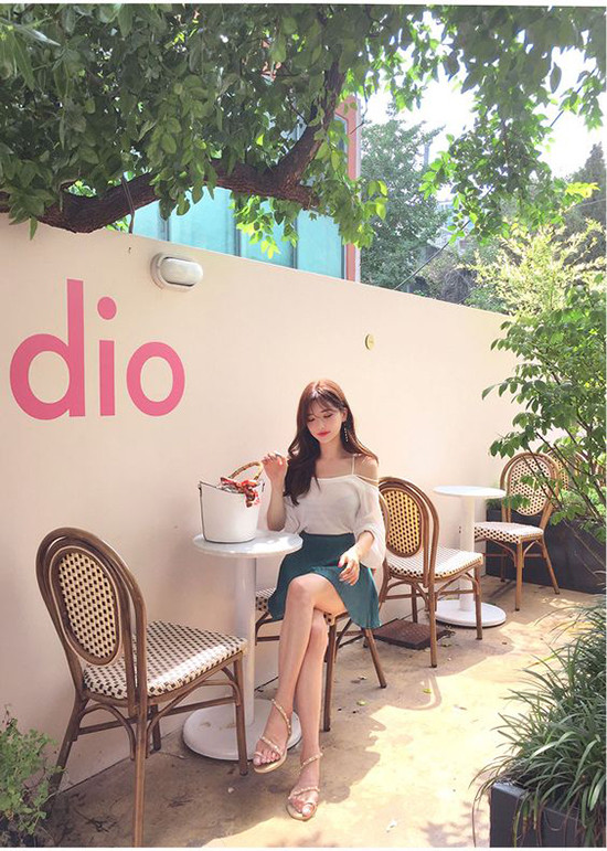 Chân váy chữ A dáng ngắn sẽ giúp người mặc tôn chiều cao và gợi cảm hơn.