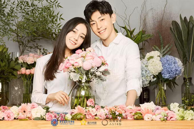 Địch Lệ Nhiệt Ba và Đặng Luân trong phim "Một nghìn lẻ một đêm". Địch Lệ Nhiệt Ba và Đặng Luân trong phim Một nghìn lẻ một đêm.