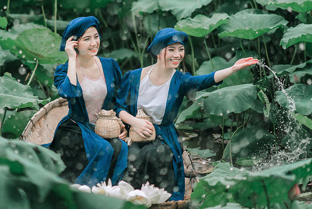 Bộ ảnh thiếu nữ vào vai chị em Tấm Cám chơi đùa bên hồ sen ảnh 2 Trần Ngọc Huyền Trang (sinh ngày 06/10/1991) là phiên dịch viên tiếng Nhật. Còn Trần Ngọc Huyền Trân (sinh ngày 26/8/1995), làm trang điểm tại Hà Nội.