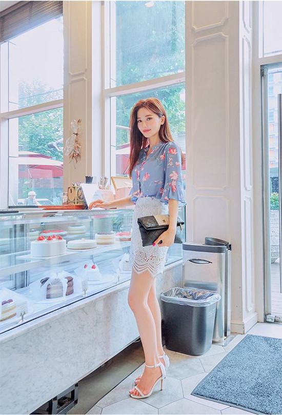 Set đồ đan xen nét gợi cảm và trang nhã bởi cách kết hợp chân váy ren mỏng đi cùng áo lụa hoạ tiết hoa.