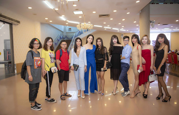 Hoa hậu được nhiều khán giả vây quanh sau khi sự kiện kết thúc Hoa hậu được nhiều khán giả vây quanh sau khi sự kiện kết thúc.