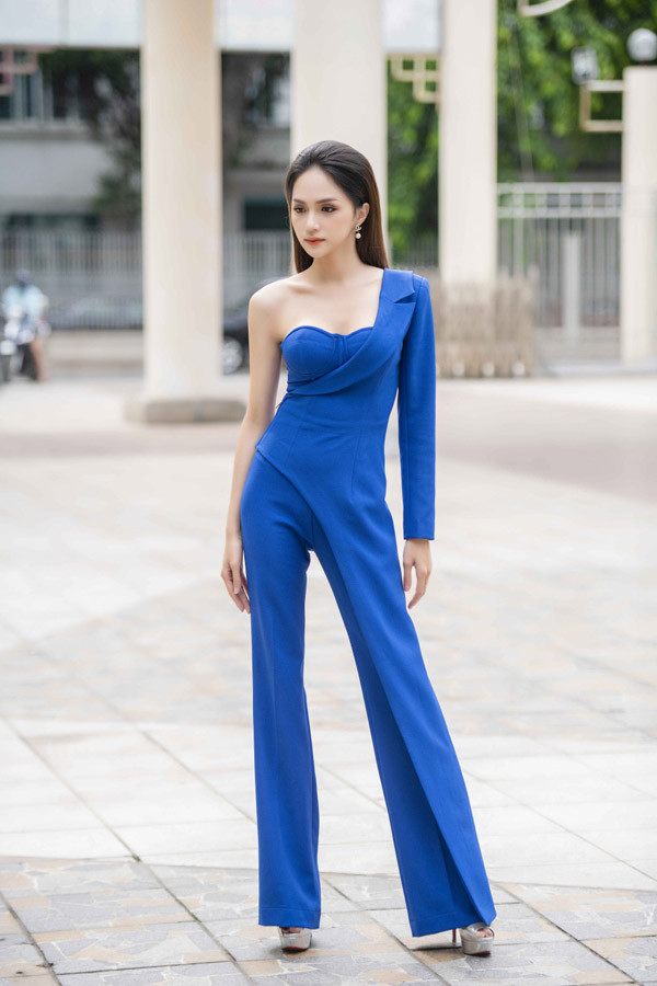 Diện bộ jumpsuit xanh phá cách, Hoa hậu chuyển giới quốc tế 2018 khoe vóc dáng ngày càng mỏng manh. Diện bộ jumpsuit xanh phá cách, Hoa hậu chuyển giới quốc tế 2018 khoe vóc dáng ngày càng mong manh.