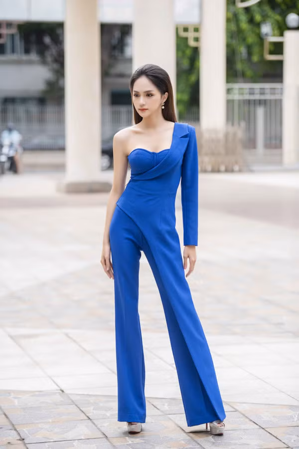 Diện bộ jumpsuit xanh phá cách, Hoa hậu chuyển giới quốc tế 2018 khoe vóc dáng ngày càng mong manh.