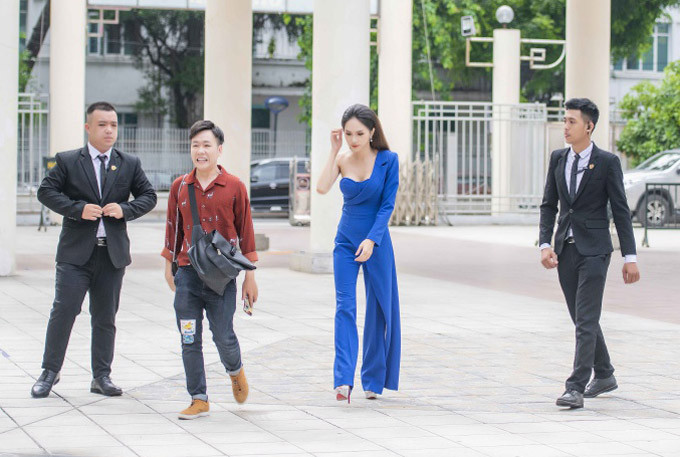 Ngày 28/6, Hương Giang bay ra Hà Nội để tham gia chương trình "Lắng nghe người chuyển giới". Đây là một trong những hoạt động mà người đẹp rất quan tâm bởi cô muốn đấu tranh cho người chuyển giới có được sự bình đẳng ở Việt Nam. Hôm qua (28/6), Hương Giang bay ra Hà Nội để tham giachương trình Lắng nghe người chuyển giới. Đây là một trong những hoạt động mà người đẹp rất quan tâmbởi cô muốnđấu tranh cho người chuyển giới có được sự bình đẳng ở Việt Nam.