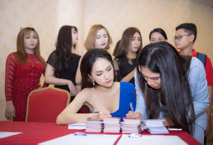 Nhiều người chuyển giới đã cùng nhau ký tên theo lời kêu gọi của Hương Giang.