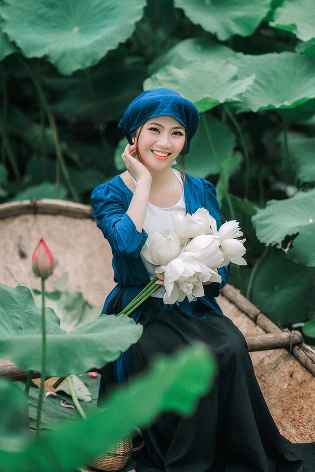 Bộ ảnh thiếu nữ vào vai chị em Tấm Cám chơi đùa bên hồ sen ảnh 11 Bộ ảnh thiếu nữ vào vai chị em Tấm Cám chơi đùa bên hồ sen ảnh 11