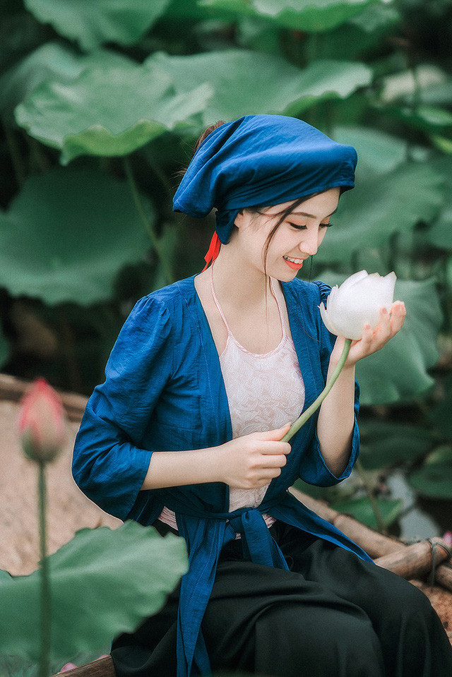 Bộ ảnh thiếu nữ vào vai chị em Tấm Cám chơi đùa bên hồ sen ảnh 9 Cùng ngắm một số hình ảnh của hai chị em Trang và Trân