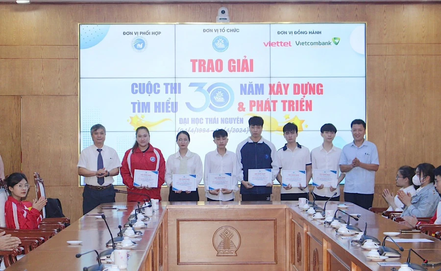 Trao giải cuộc thi tìm hiểu 30 năm xây dựng và phát triển Đại học Thái Nguyên