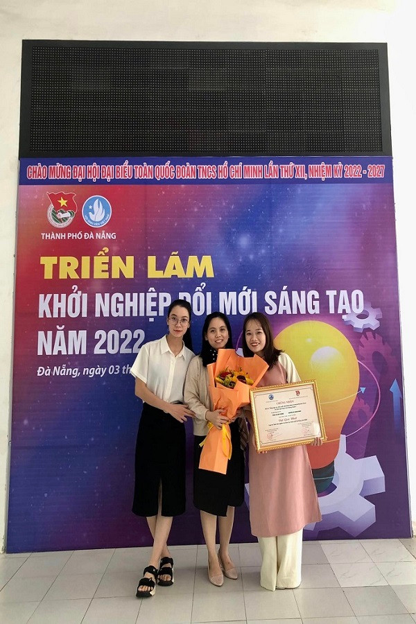 Kim Phượng (áo dài hồng) tại Lễ trao giải cuộc thi 'Sinh viên nghiên cứu khoa học thành phố Đà Nẵng 2022'. Kim Phượng (áo dài hồng) tại Lễ trao giải cuộc thi 'Sinh viên nghiên cứu khoa học thành phố Đà Nẵng 2022'.