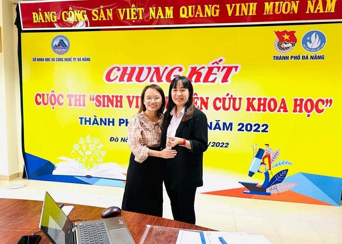Kim Phượng (đeo kính) tại Chung kết Cuộc thi “Sinh viên nghiên cứu khoa học thành phố Đà Nẵng 2022” Kim Phượng (đeo kính) tại Chung kết Cuộc thi “Sinh viên nghiên cứu khoa học thành phố Đà Nẵng 2022”