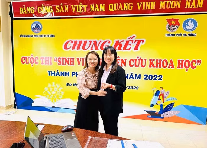 Kim Phượng (đeo kính) tại Chung kết Cuộc thi “Sinh viên nghiên cứu khoa học thành phố Đà Nẵng 2022”