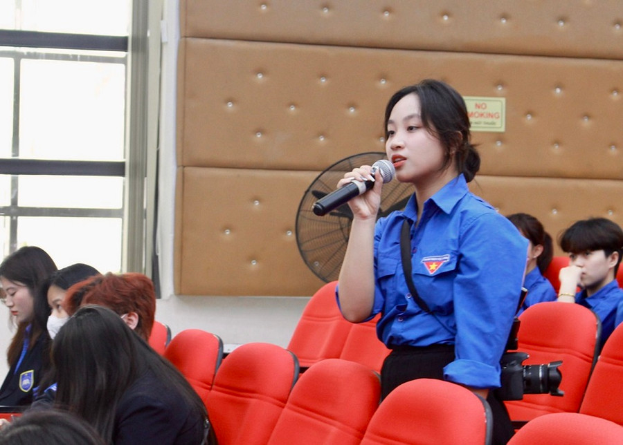 Đoàn viên, sinh viên trao đổi và đặt vấn đề về phát triển Đảng trong sinh viên. Đoàn viên, sinh viên trao đổi và đặt vấn đề về phát triển Đảng trong sinh viên.