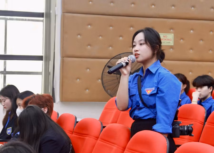 Đoàn viên, sinh viên trao đổi và đặt vấn đề về phát triển Đảng trong sinh viên.